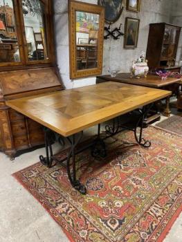 Jídelní stůl s kovanou trnoží Jídelní stůl s kovanou trnoží