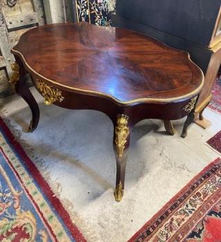 Stůl zdobený mosazí s figurálními motivy Stůl zdobený mosazí s figurálními motivy