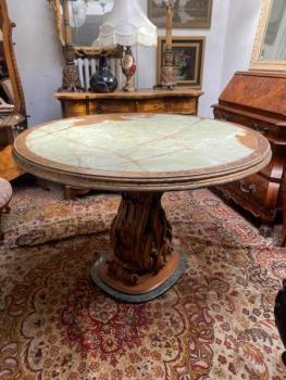 Jídelní stůl s bohatě řezbovanou trnoží Jídelní stůl s bohatě řezbovanou trnoží