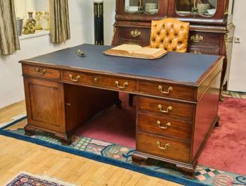 Velký anglický psací stůl. Oboustranný Velký anglický psací stůl. Oboustranný