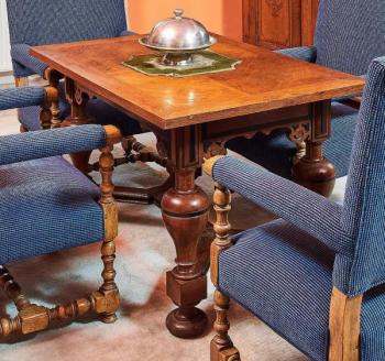 Vysoký neorenesanční konferenční / malý jídelní st Vysoký neorenesanční konferenční / malý jídelní st