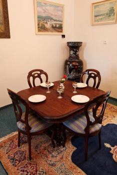 Jídelní stůl ve stylu Henry II
